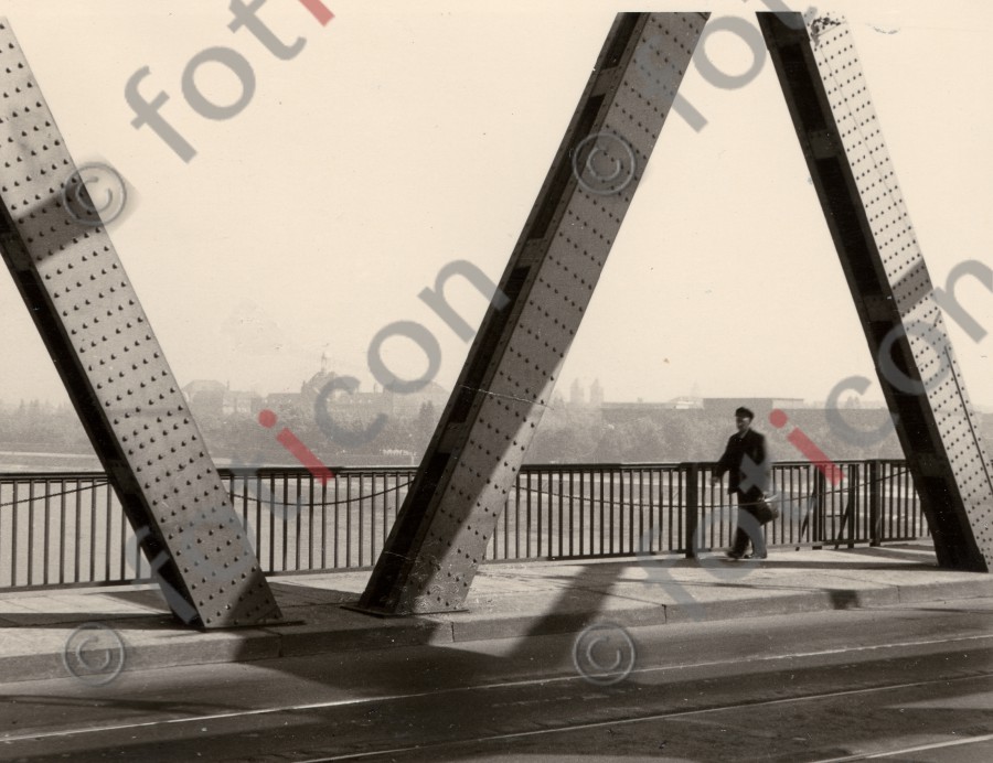 Oberkasseler Brücke - Foto foticon-duesseldorf-0069.jpg | foticon.de - Bilddatenbank für Motive aus Geschichte und Kultur